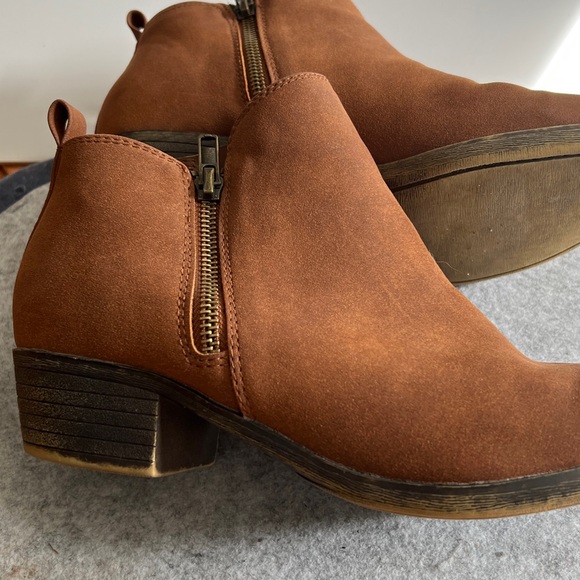 Dunes Faux Leather Brown Ankle Boots 1.5 inch block heel size 7.5M - Picture 3 of 7